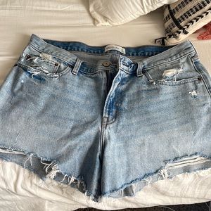 ABERCROMBIE AND FITCH MID RISE BOYFRIEND SHORT